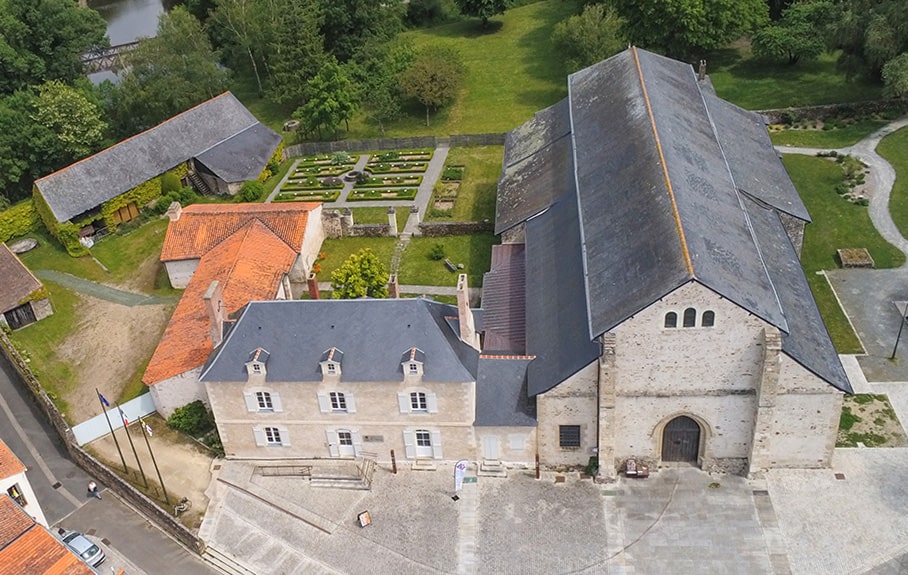 Abbatiale vuedrone réduit min