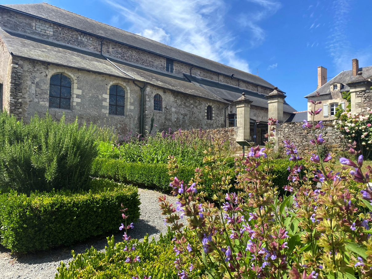 Abbatiale jardins ete c Grand Lieu tourisme Manon Aubertin